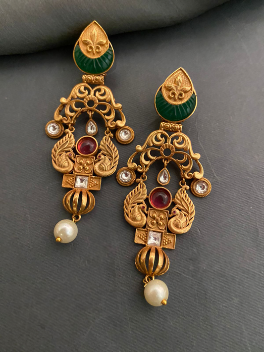 Pendientes de filigrana dorada