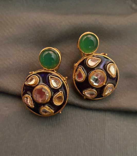 Pendientes con detalles de esmalte azul marino y piedras de ónix verde