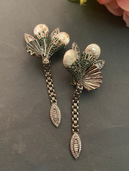 Pendientes colgantes de perlas y Zirconia cúbica con acabado en plata antigua