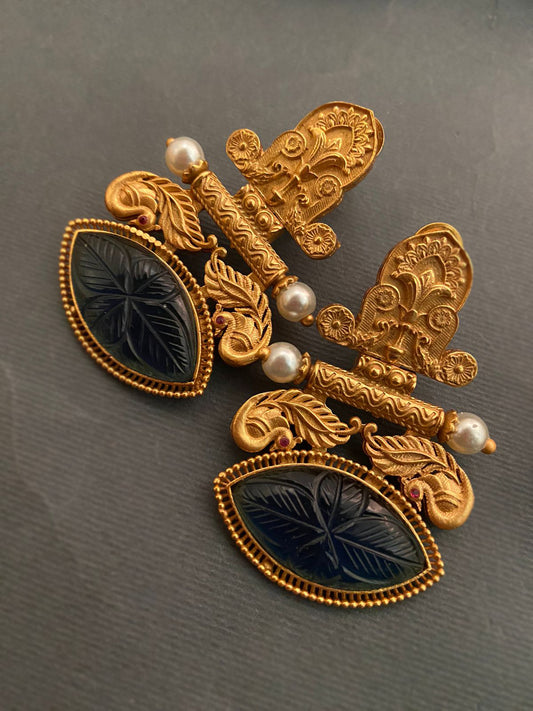 Pendientes con detalles de piedra tallada