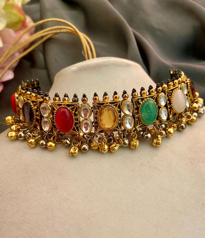 Gargantilla con piedras Navaratna en acabado dorado