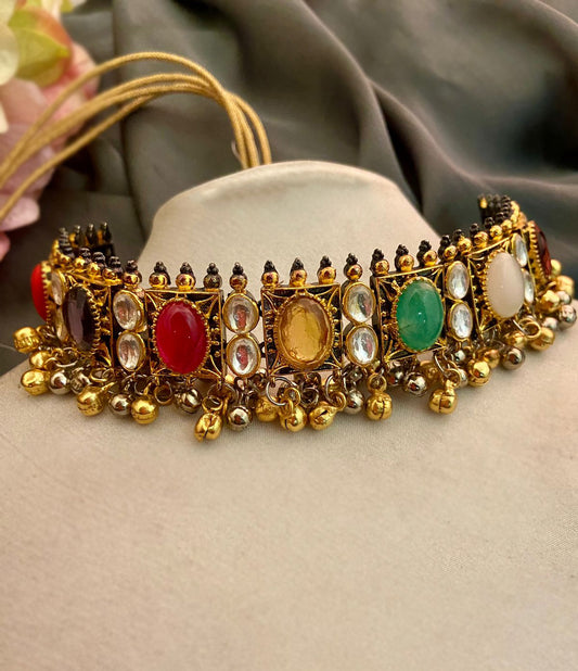 Gargantilla con piedras Navaratna en acabado dorado