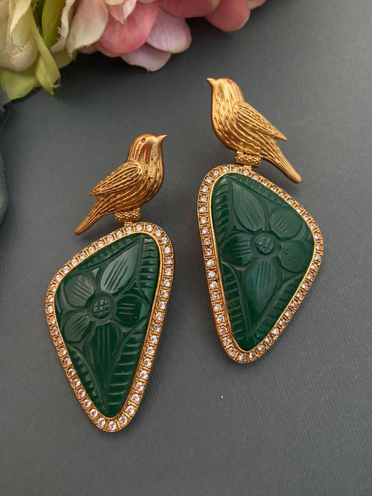 Pendientes con motivos de aves y piedra de ónix verde