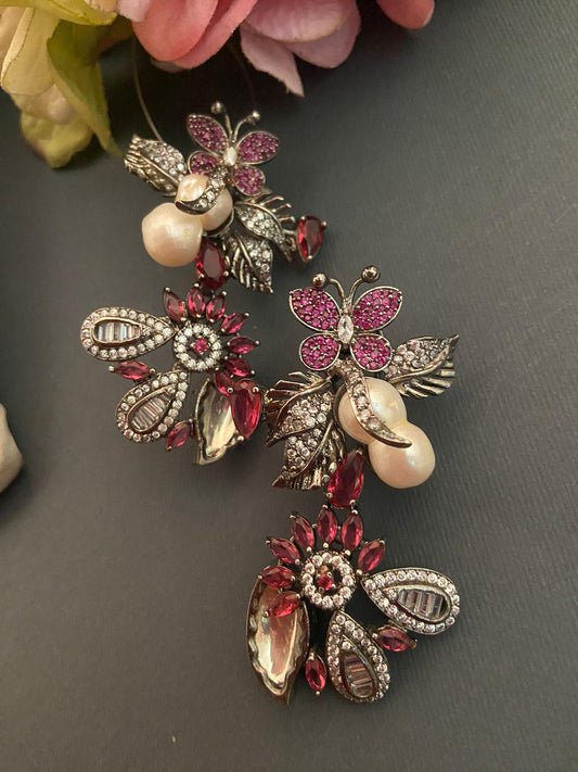Pendientes con detalles de zirconia cúbica roja
