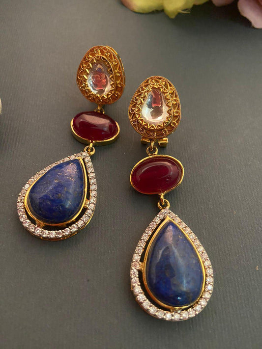Pendientes de lapislázuli azul, cuarzo rojo y piedra kundan