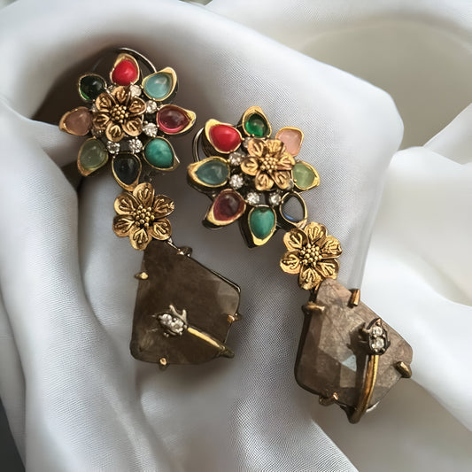Pendientes con piedras de zafiro azul y multicolor