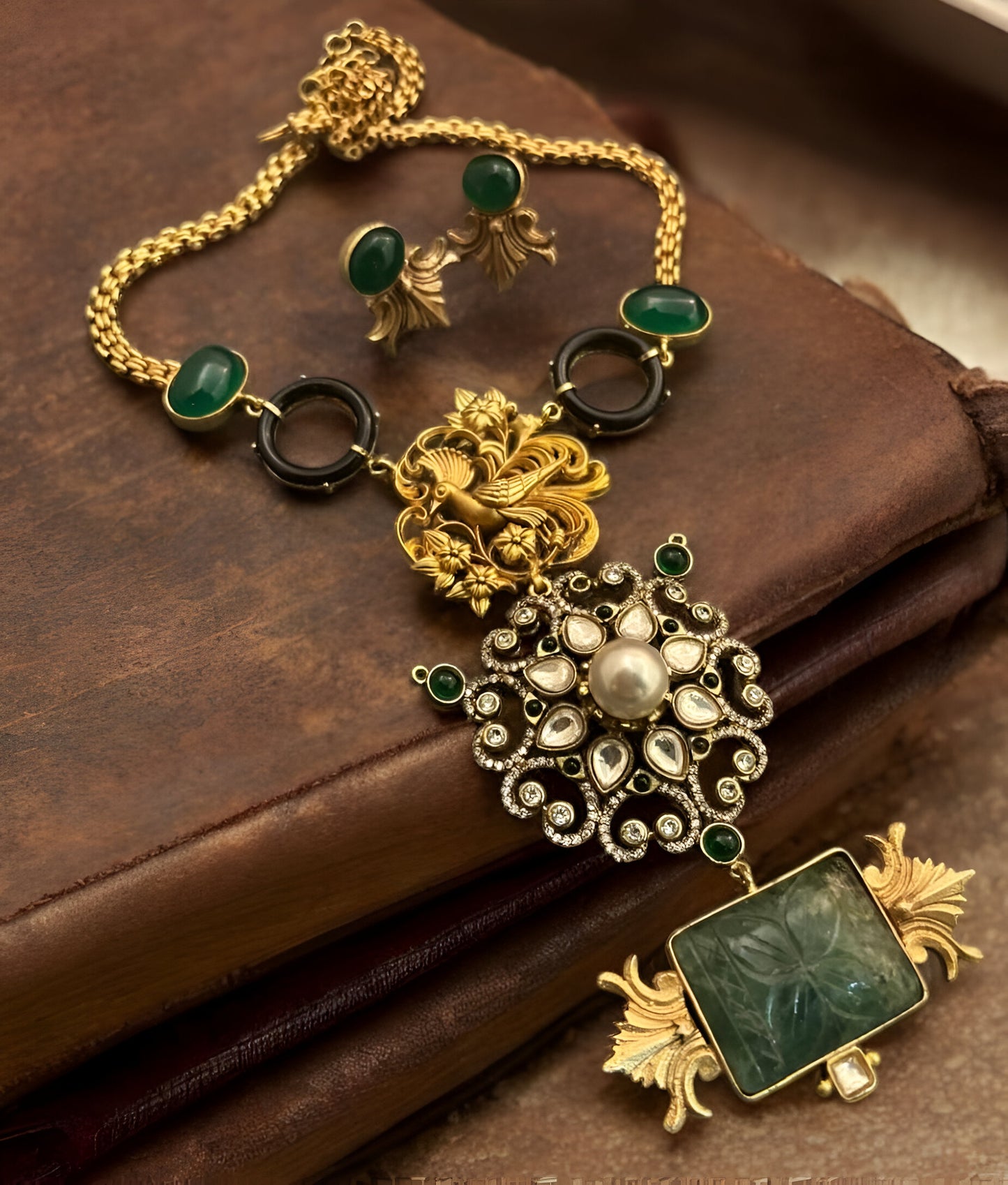 Collar de aventurina verde tallada y pendientes de ónix verde
