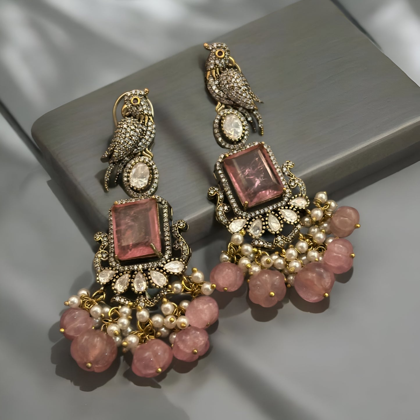 Pendientes en piedra rosa